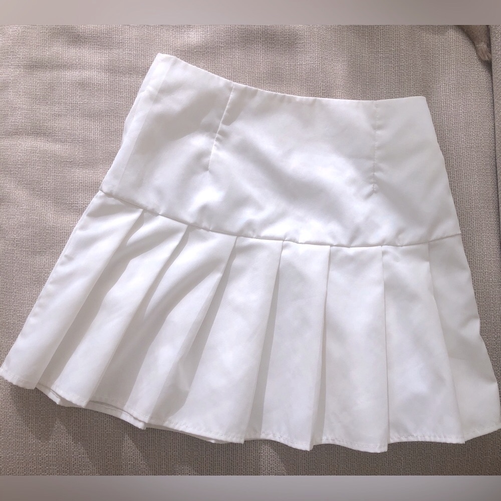 White pleated skirt, New without tag, XS
